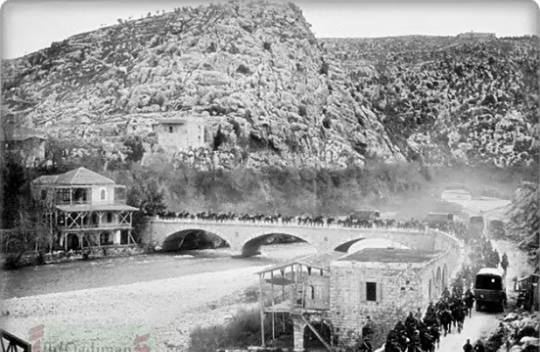فرقة من الخيالة تابعة للجيش الاوسترالي تعبر جسر نهر الكلب سنة 1919 